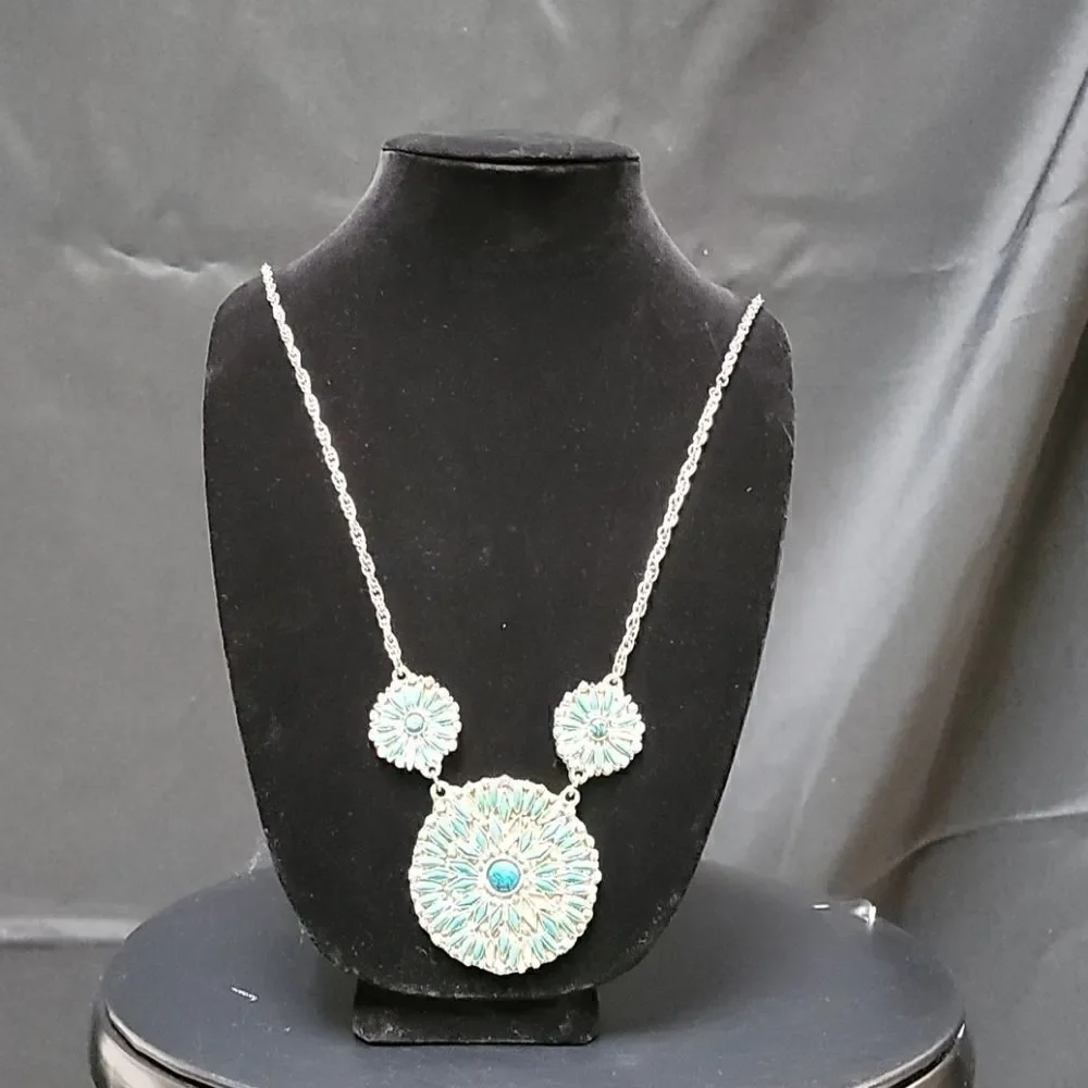 𝅺SILVER AND TURQUOISE STATEMENT NECKLACE - Picture 3 of 6